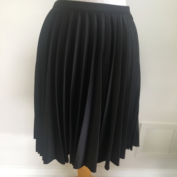 Pleated black skirt size S - Picture 2 of 6